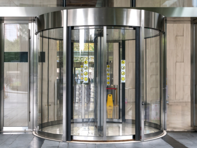 Automatic revolving door